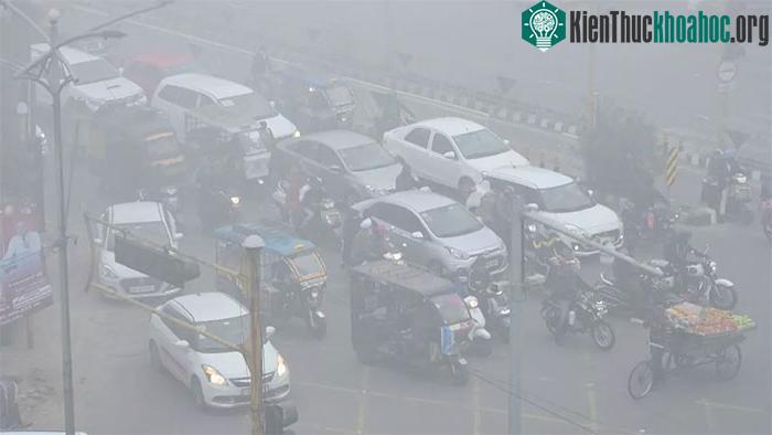 Sương mù dày đặc tại Amritsar, Ấn Độ ngày 30/12/2023.