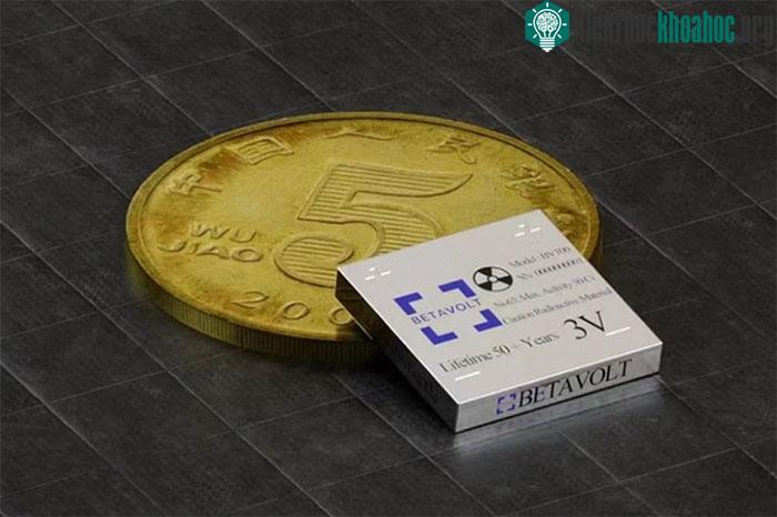 Pin hạt nhân nhỏ hơn đồng xu, dùng trong 50 năm không sạc