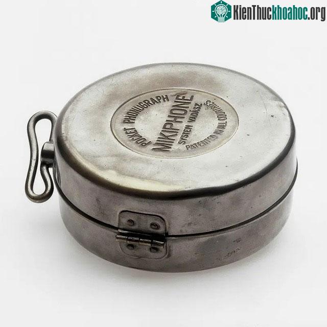 Bảo tàng Khoa học ở Luân Đôn cho biết chiếc máy đầu tiên được chế tạo vào năm 1923