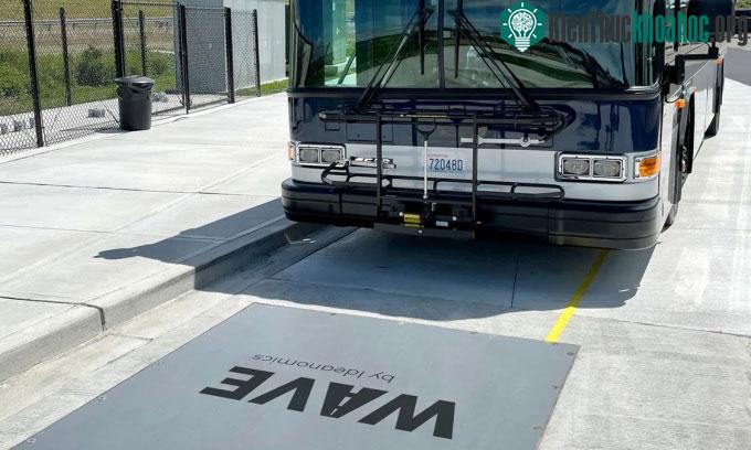 Hệ thống sạc xe điện không dây lắp đặt dưới mặt đường.