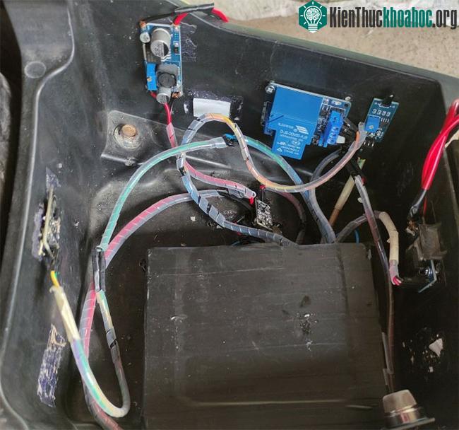 Sinh viên chế thiết bị tự động chống cháy nổ xe máy ảnh 0
