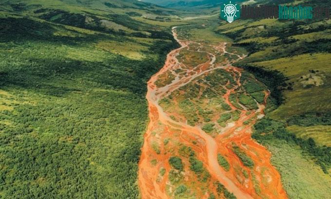 Lạch nước Tukpahlearik trên dãy Brooks ở tây nam Alaska chuyển thành màu cam