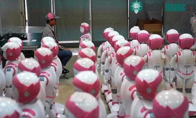 Robot xã hội iPal được thiết kế bởi AvatarMind.