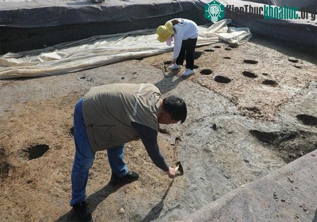 Các nhà khảo cổ Trung Quốc làm việc tại một khu di tích.