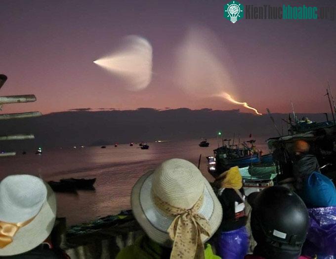Vệt không khí hình phễu do động cơ máy bay.