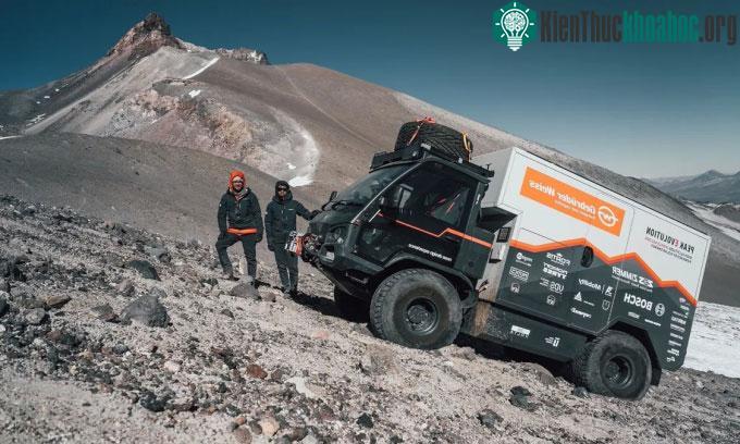 Nhóm Peak Evolution cùng xe điện Terren lập kỷ lục lên cao 6.500m.