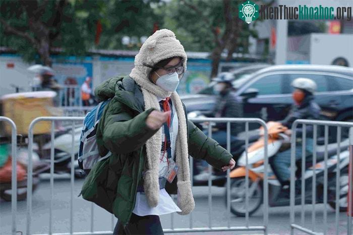 Học sinh mặc ấm đến trường