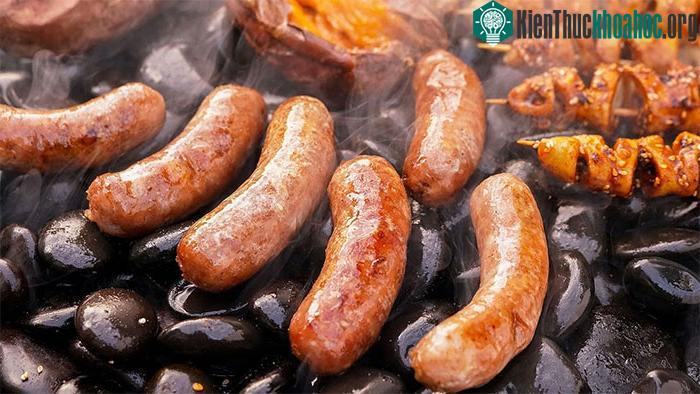 Lạp xưởng nướng đá - món ăn đang làm giới trẻ "mê mẩn" chứa bao nhiêu calo, ăn nhiều tiềm ẩn nguy hại gì? ảnh 0