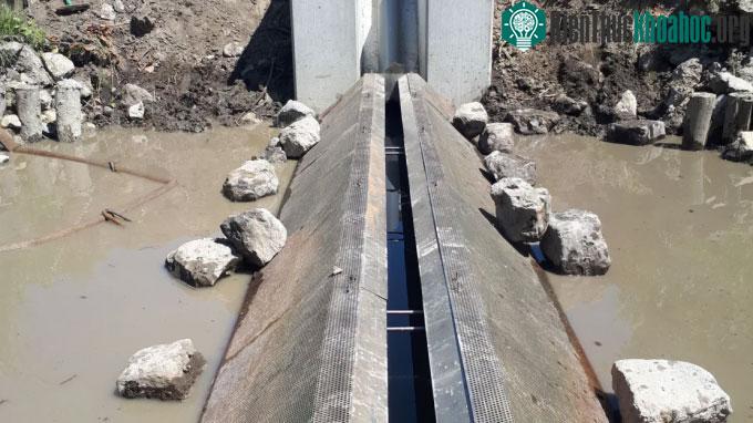 Một kênh kim loại được lắp đặt dọc lòng sông để bẫy cua di cư