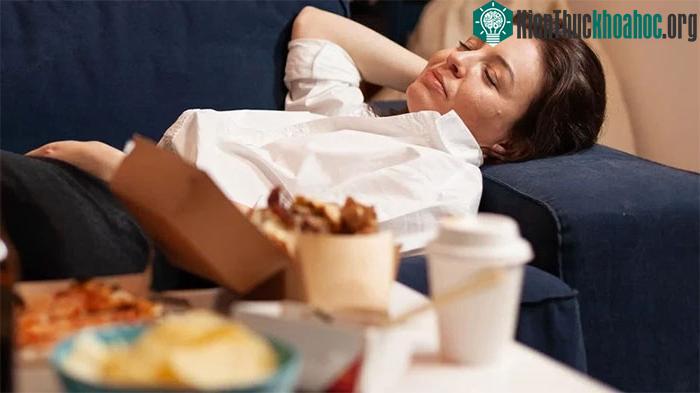 Ăn quá no khiến bạn bị rối loạn ăn uống, mệt mỏi.