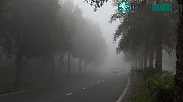 Sương mù làm tầm nhìn giảm thấp tại Khu đô thị Thanh Hà vào lúc 7h30 ngày 2/2.