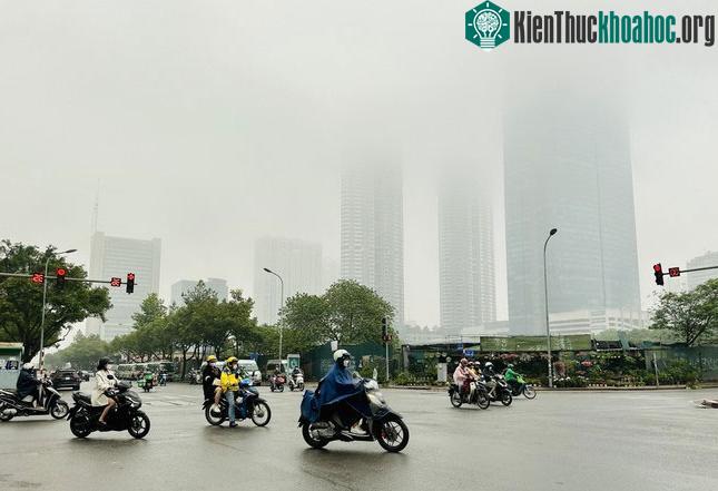 Hà Nội sáng sớm và đêm có mưa nhỏ, mưa phùn và sương mù.