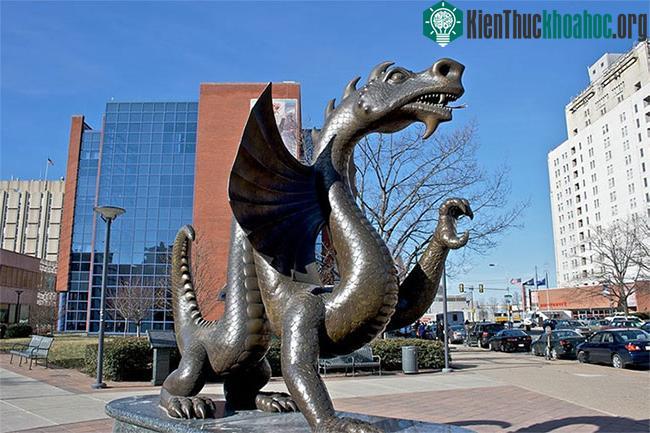 Tượng con rồng phương Tây ở Đại học Drexel, Mỹ.