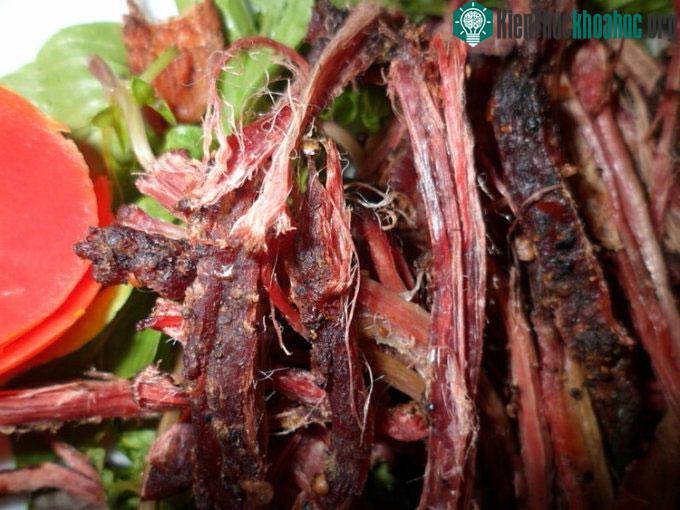 Thịt trâu gác bếp xé sợi.