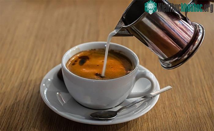 Thêm nhiều đường vào cà phê