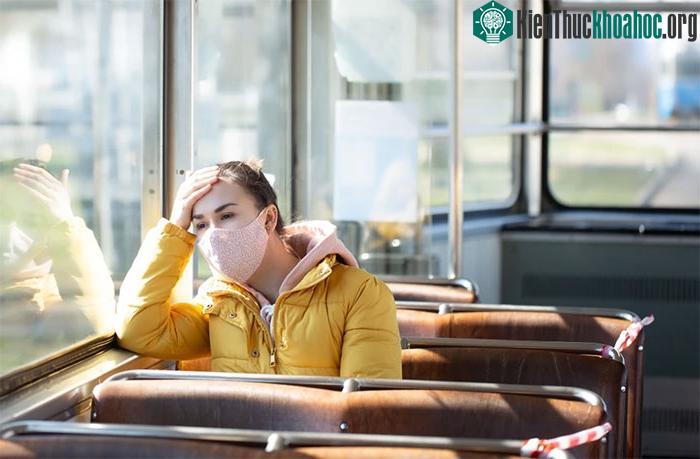 Đeo khẩu trang là cách chống say xe hiệu quả.