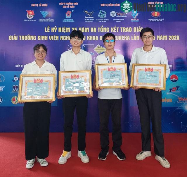 Nhóm sinh viên Trường ĐH Sài Gòn (TP HCM)