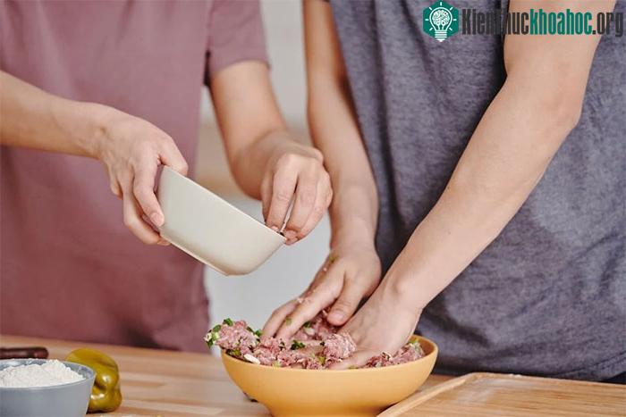 Việc chế biến và bảo quản đồ ăn đúng cách rất quan trọng để bảo vệ sức khỏe