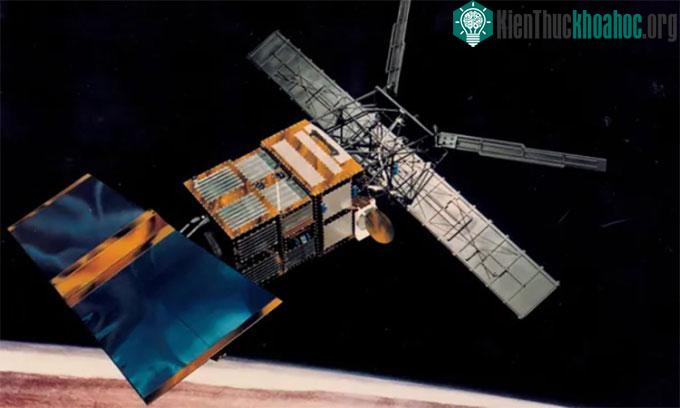 Minh họa vệ tinh ERS-2 của ESA trên quỹ đạo Trái đất.