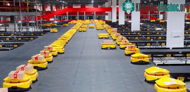 Robot tự hành chia chọn hàng hoá tại Tổ hợp công nghệ chia chọn thông minh của Viettel Post.
