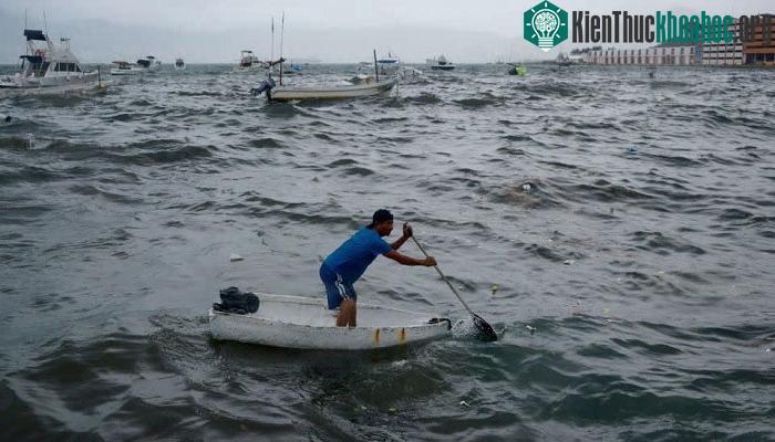 Tàu thuyền về bờ tránh bão Hilary tại Acapulco, bang Guerrero, Mexico, ngày 16/8/2023.