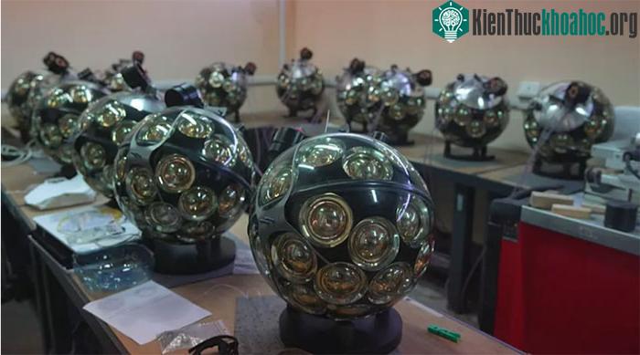 Quả cầu gắn trên thân kính viễn vọng IDMAR