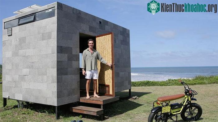 Gary Bencheghib trước ngôi nhà được làm hoàn toàn từ túi nilon.