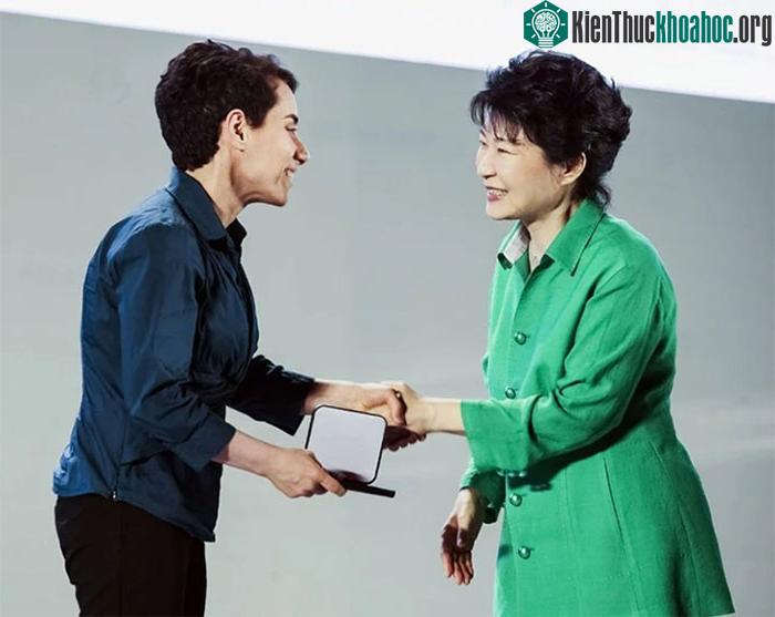 Bà Maryam Mirzakhani (phải) là người phụ nữ đầu tiên giành được Huy chương Fields