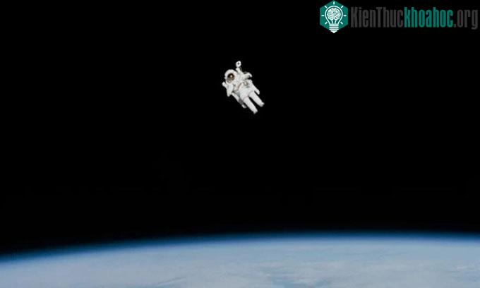Bức ảnh chụp phi hành gia Bruce McCandless II bay lơ lửng không dây buộc
