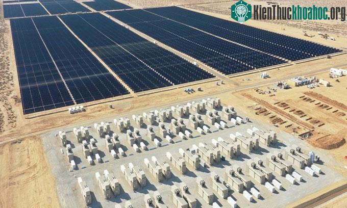 Cơ sở Edwards & Sanborn Solar and Energy Storage nhìn từ trên cao.