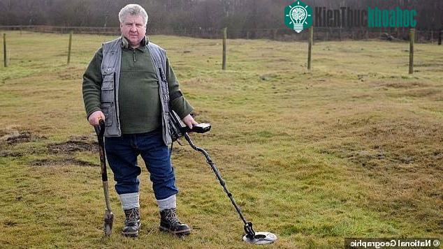 Terry Herbert đã phát hiện ra kho báu Anglo-Saxon trị giá 3,3 triệu Bảng Anh