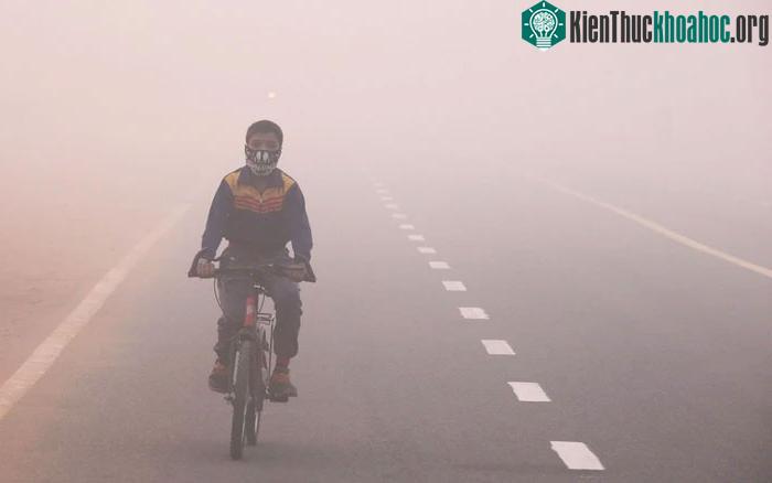 Sương mù và nhiệt độ thấp khiến mạch máu bị thu hẹp và khiến tim phải hoạt động nhiều hơn.