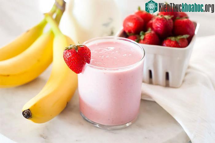 Chuối - dâu tây là một công thức sinh tố kinh điển và phổ biến.
