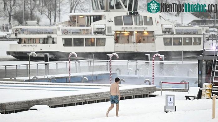 Người đàn ông đang đi qua bể bơi có tên Biển Allas ở phía nam thủ đô Helsinki, Phần Lan