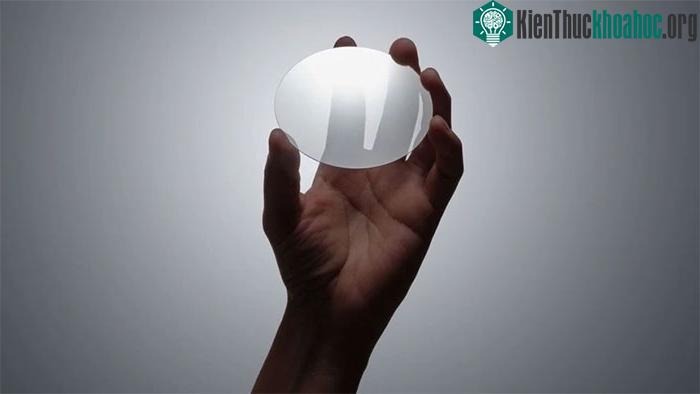 Miếng wafer bằng kim cương nhân tạo có khả năng giúp chip tản nhiệt nhanh chóng.