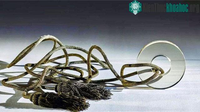 Tìm thấy vật thể hình tròn trong mộ cổ, chuyên gia bối rối: "Thứ này không thể xuất hiện ở đây!" ảnh 1