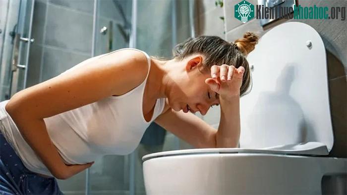 Ốm nghén gây ra do sự thay đổi hormone và các yếu tố di truyền.