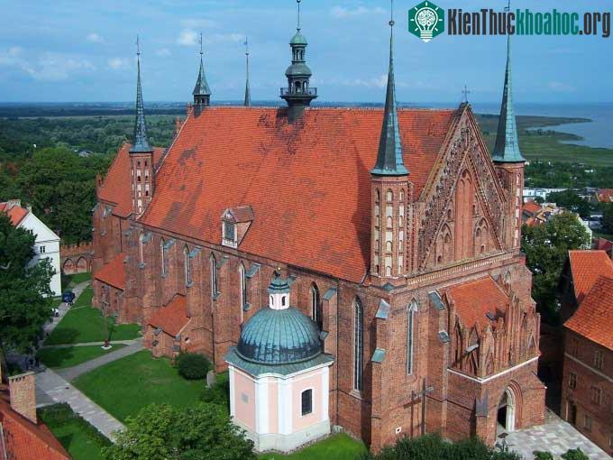 Nhà thờ Frombork, nơi chôn cất Copernicus.