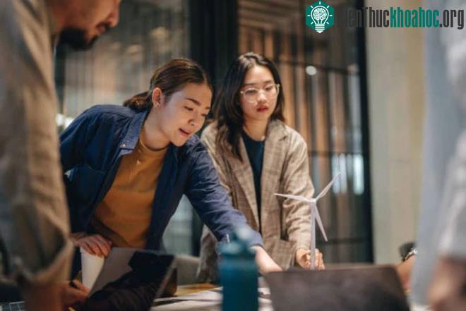 Khi bạn đứng, bạn có xu hướng sẽ vận động cơ thể nhiều hơn.
