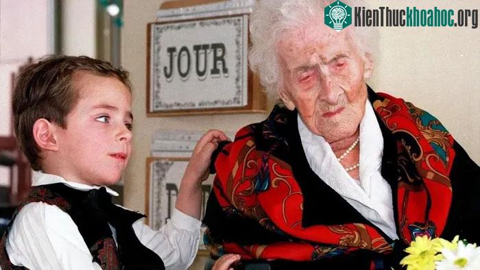 Bà Jeanne Calment (phải) được công nhận là người sống thọ nhất thế giới, khi thọ 122 tuổi.
