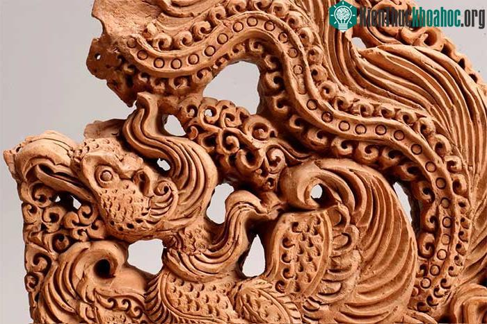 Họa tiết tinh xảo trên lá đề.