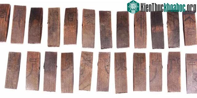 Tấm lịch cổ được tìm thấy giữa hơn 600 hiện vật trong ngôi mộ cổ