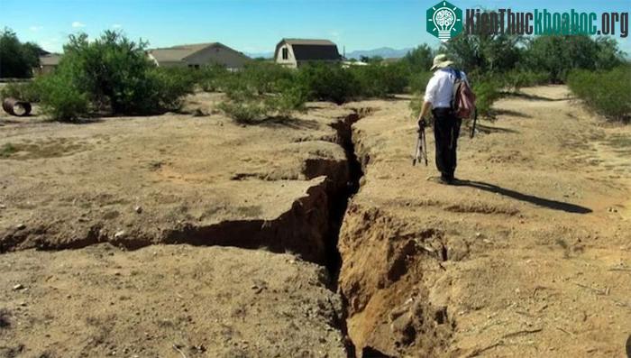 Khe nứt Arth ở khu dân cư Chandler Heights, Arizona
