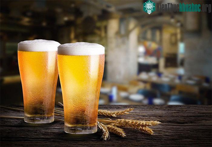 Bia cổ đại có các hạt, trấu và các loại vụn khác nổi trên bề mặt, rất khác bây giờ.