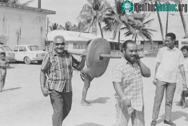 Những chiếc đĩa đá khổng lồ được gọi là rai và được người dân đảo Yap sử dụng