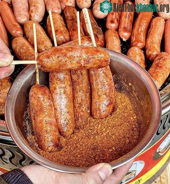 Lạp xưởng nướng đá rắc muối ớt.