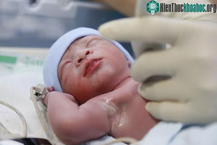 Bé trai chào đời khi được 37 tuần 4 ngày trong bụng mẹ.