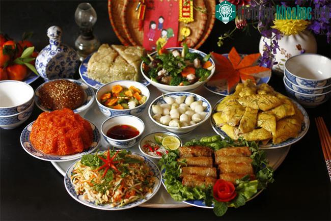 Mâm cỗ Tết miền Bắc đa dạng, nhiều màu sắc.