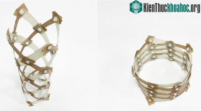Ăng-ten được quấn lại với nhau theo một hình xoắn ốc, để tạo thành một ống trụ rỗng.