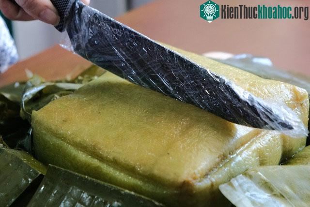 Cắt bánh chưng bằng dao